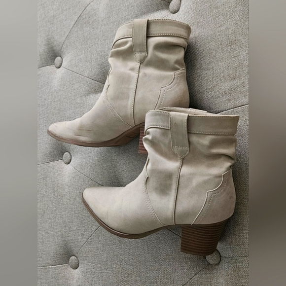 🌟Like New- Western Faux Suede Beige Ankle Boots🌟 - Picture 5 of 8